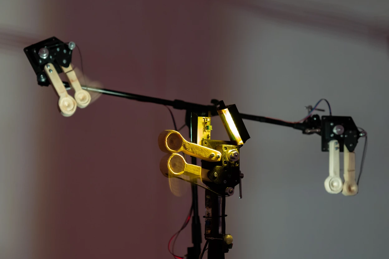 BAKLUSHAS or Frittering Away Brahms by Anna Frants and CYLAND MediaArtLab. Media installation. From the series “Nothing to do”. Holography, robotics, wood blocks, 2021. 